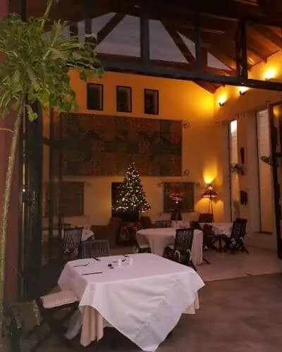 Brufut木槿花屋的用餐区。一张铺着白桌布的桌子供两人用餐