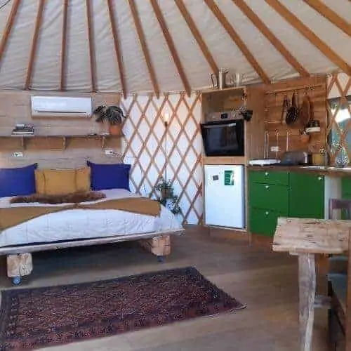 丹麦探险营的豪华帐篷里有双人床和小厨房