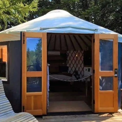 丹麦探险营的豪华帐篷。玻璃门是开着的，所以里面是可见的。