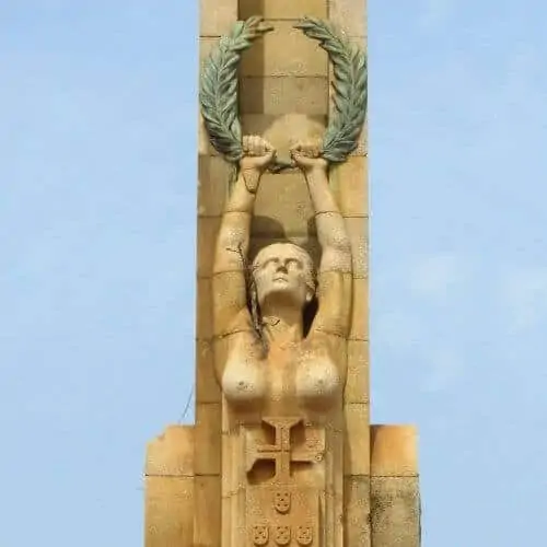 几内亚比绍的英雄广场纪念碑。花岗岩纪念碑上是一个高举花环的女人。