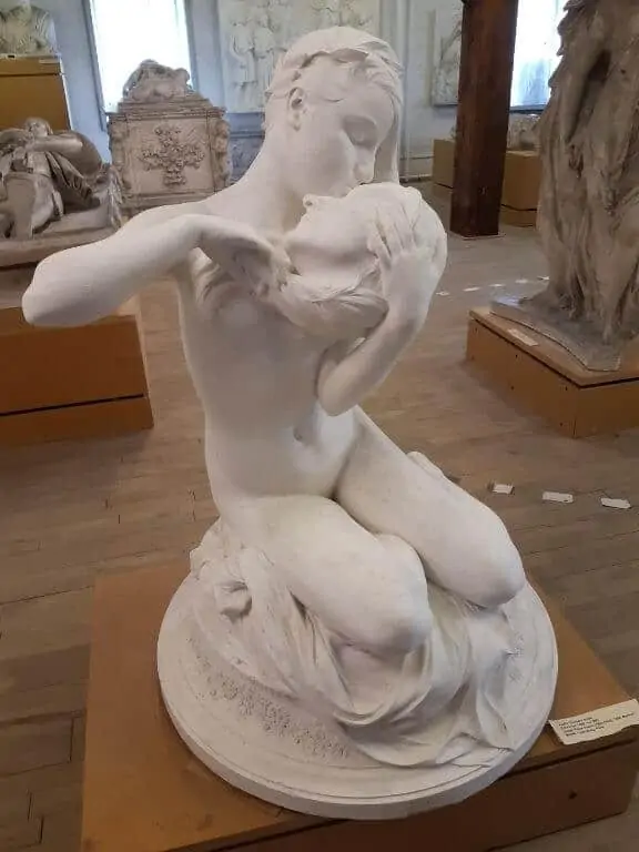 白色石膏铸的一个裸女亲吻一个被砍下的头的雕像