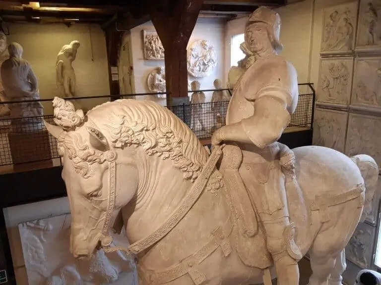 一个比真人大小还大的骑马人雕像