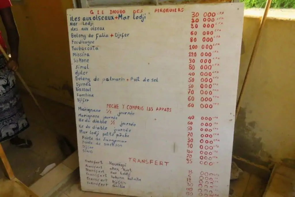 Ndangane附近的Saloum三角洲乘船旅行的手写价目表
