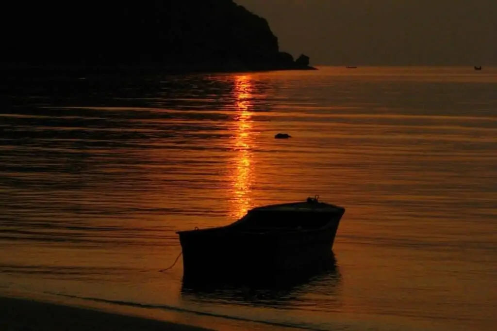 在泰国的Koh Phangan，日落在一艘小船上