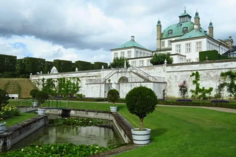 修剪整齐的花园和一个视图Fredensborg的宫殿