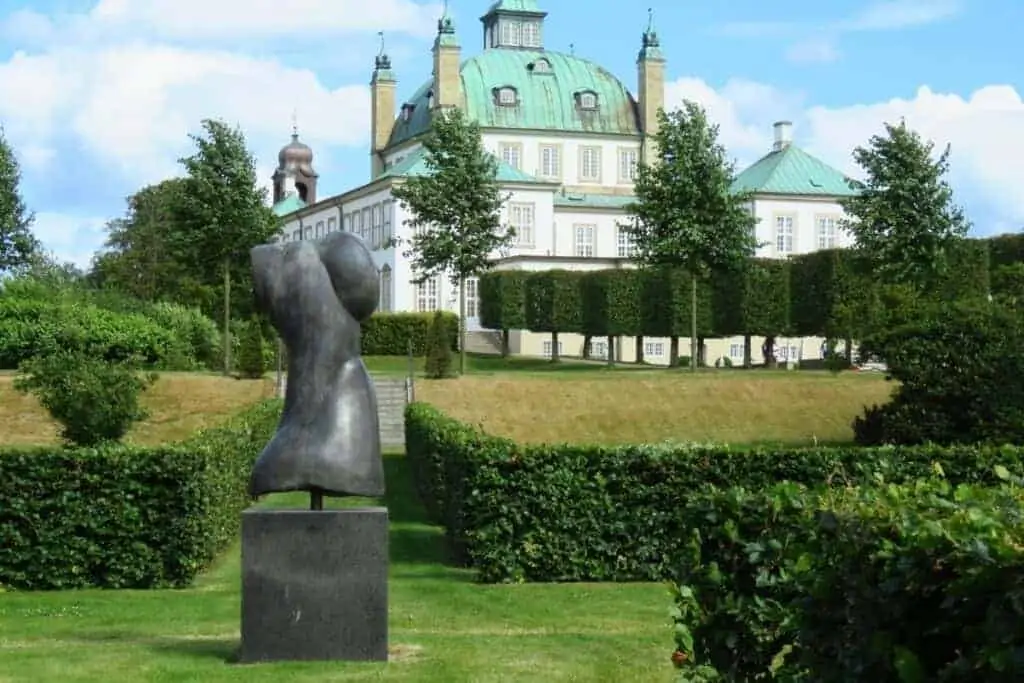 丹麦王子亨里克为他的王后玛格丽特二世创作的弗莱登斯堡小姐雕塑