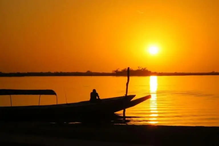 一艘渔船在Ndangane背后的日落,塞内加尔