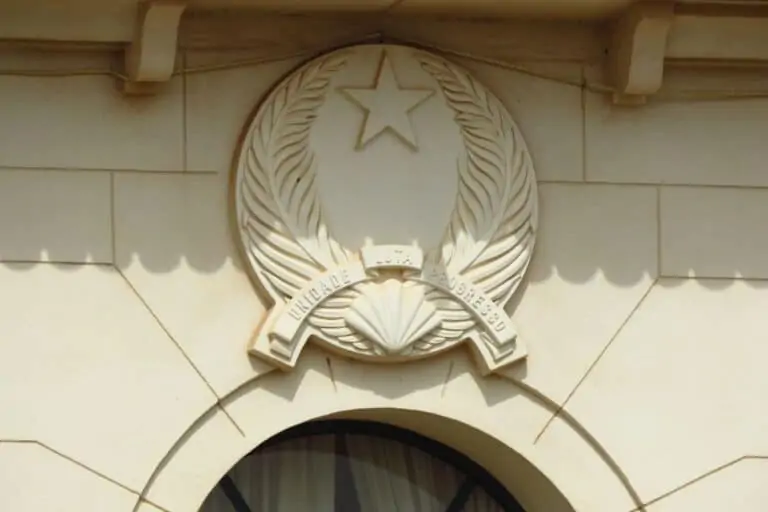 窗口上方的圆形徽章在总统府,比绍,几内亚比绍