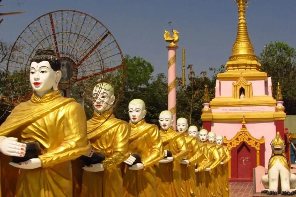 缅甸Pyay一座寺庙里的一排彩色佛像