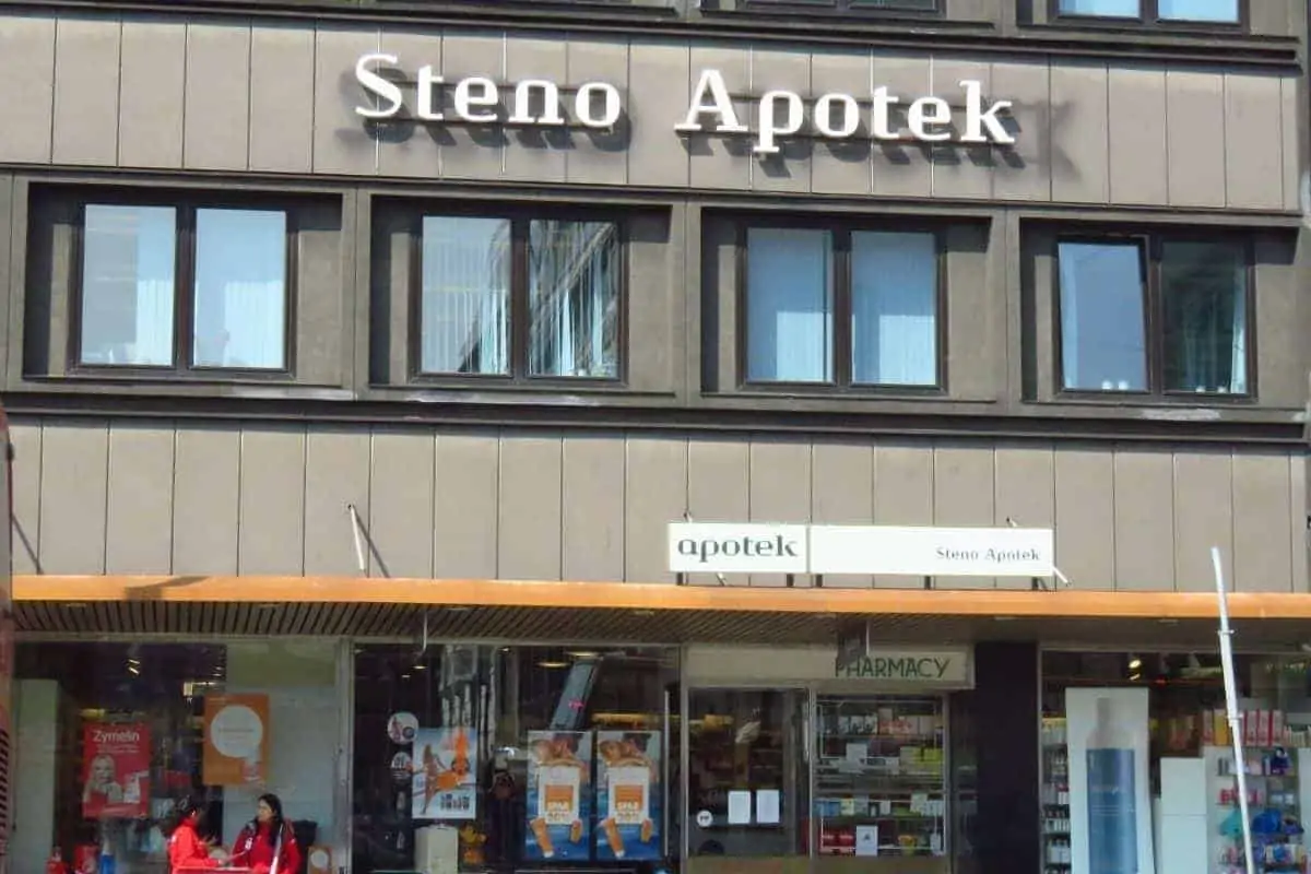 Steno Apotek是一家24小时营业的药店，位于哥本哈根火车站附近