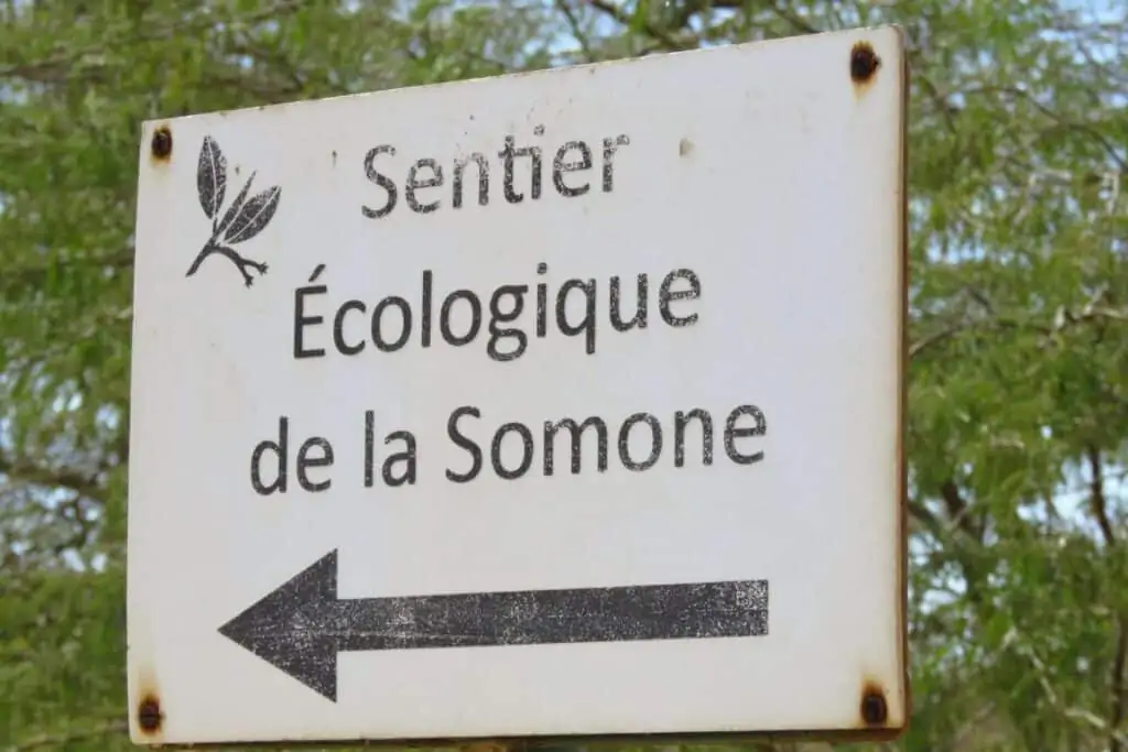 一个用法语写的标志，指向某人自然保护区