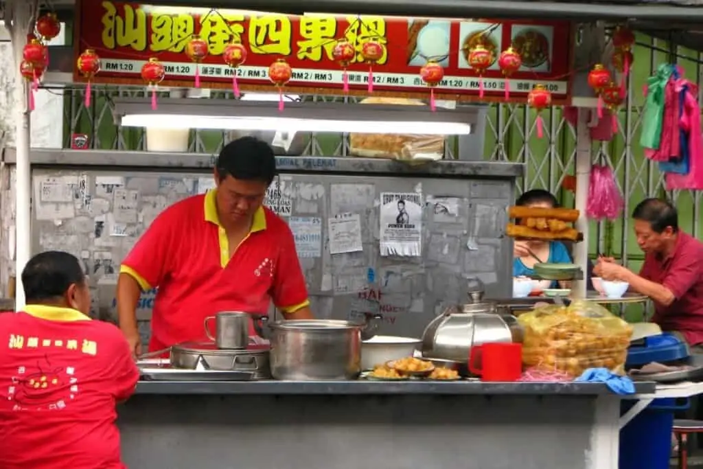 售卖马来西亚食物的街头小吃摊