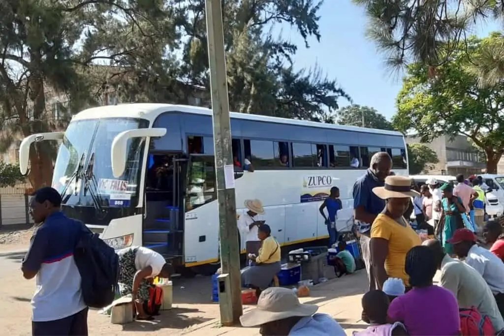 在津巴布韦布拉瓦约，一辆白色马车停在公共汽车站的一侧