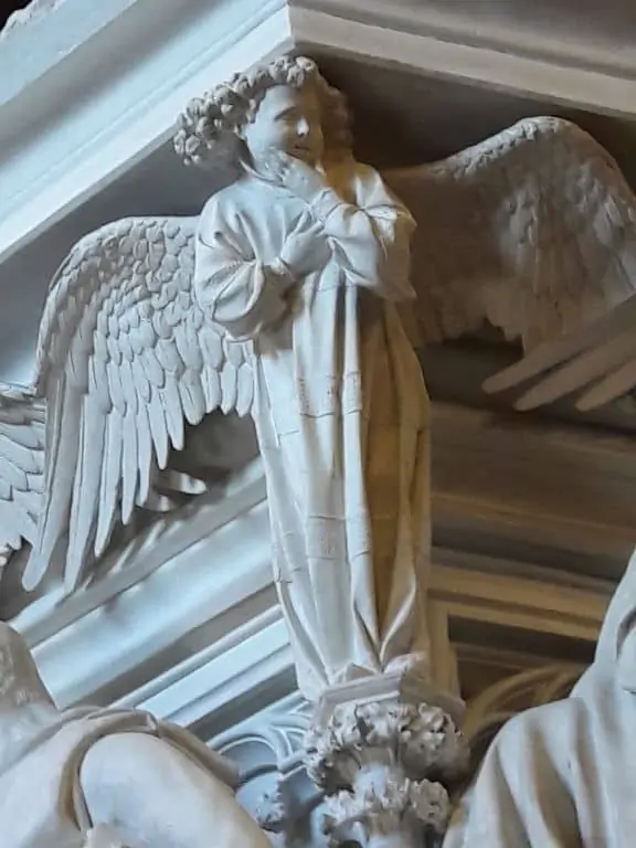 在哥本哈根的皇家石膏收藏馆，一个白色石膏浇铸的天使从椽上往下看