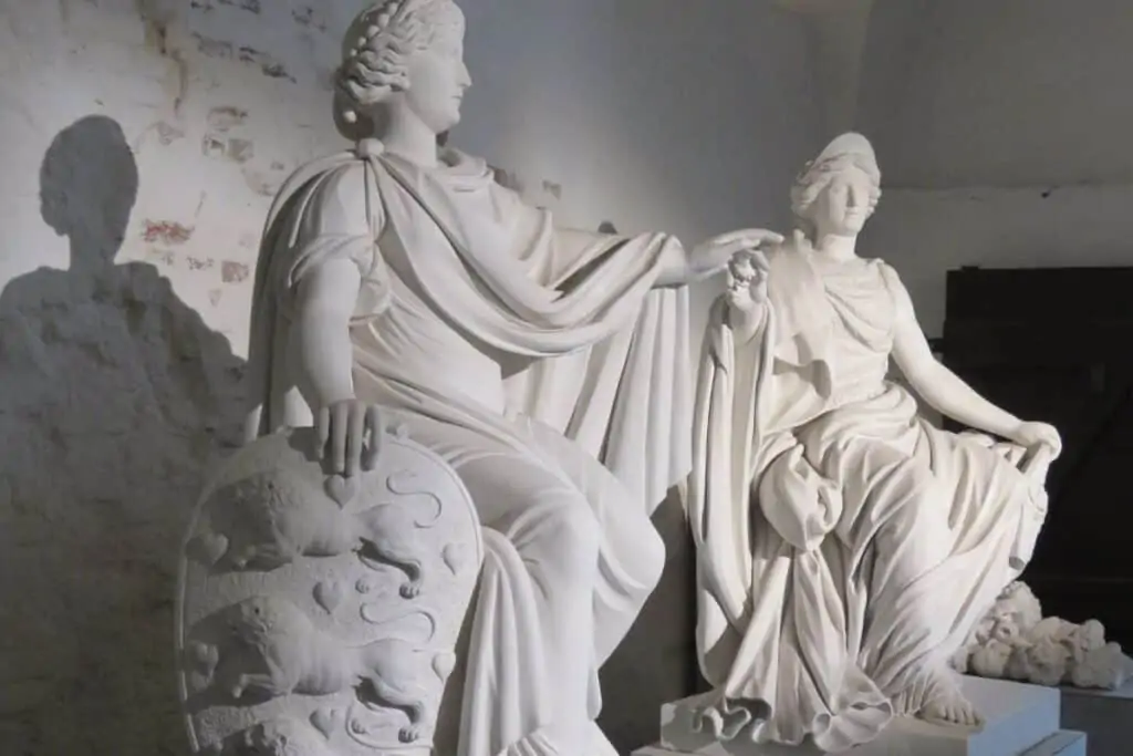 两个皇家人物和盾徽的大型白色雕塑