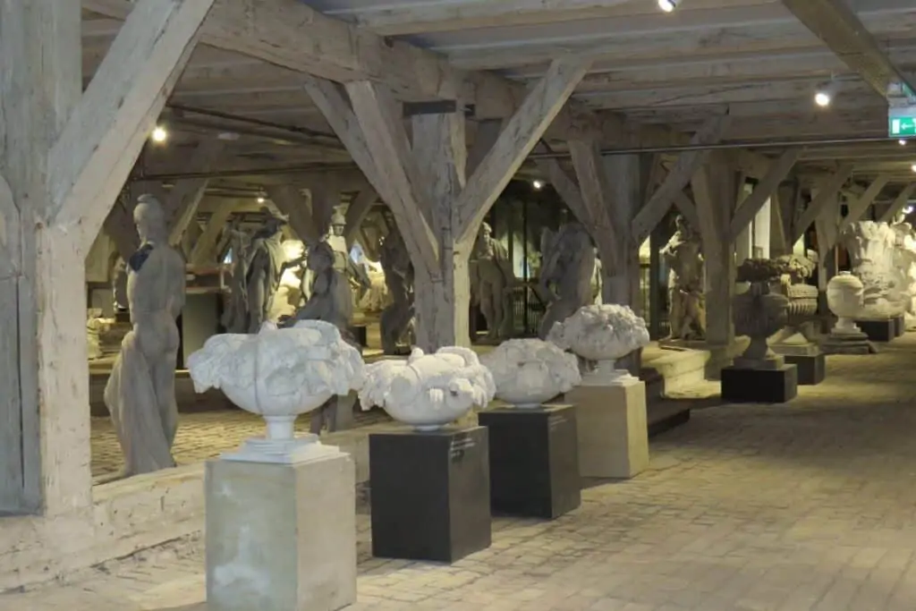哥本哈根帝王之宝的二楼，厚重的木椽，铺着鹅卵石的地板和各种各样的雕塑。