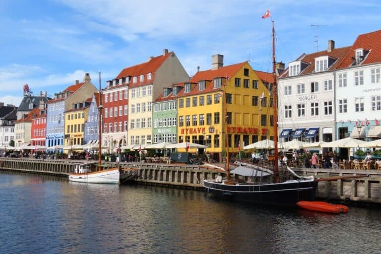 很多五颜六色的房子,船在水面上翰,哥本哈根