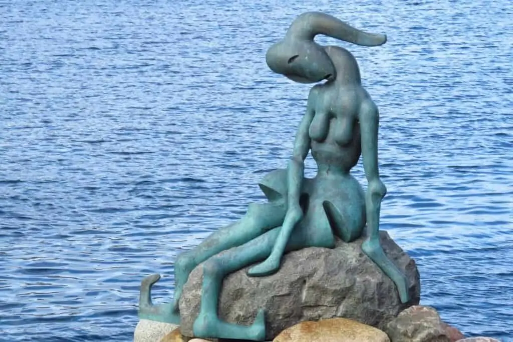 这条转基因美人鱼坐在哥本哈根的一块岩石上