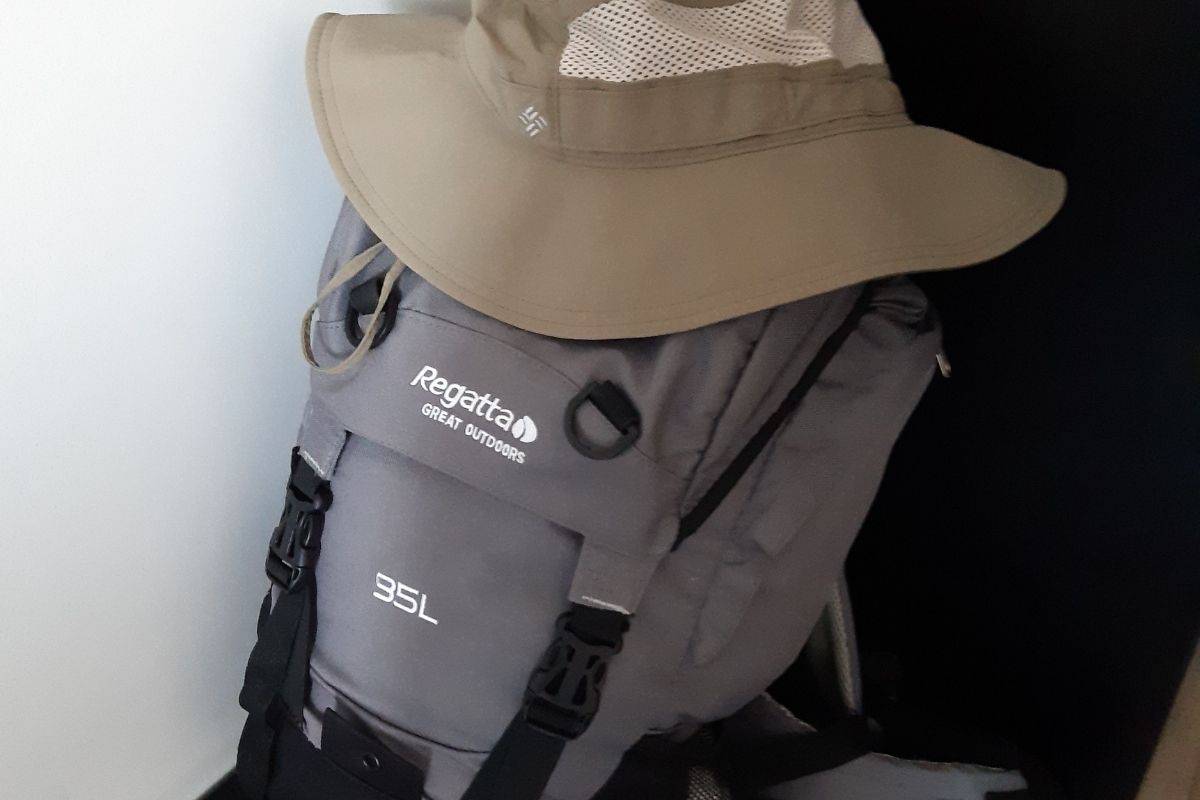 灰色35-litre背包和一顶棕色的帽子放在上面。