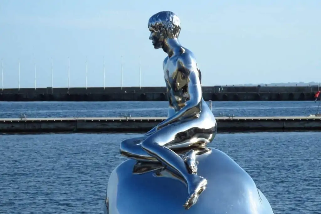 丹麦赫尔辛的一只雄性美人鱼雕塑