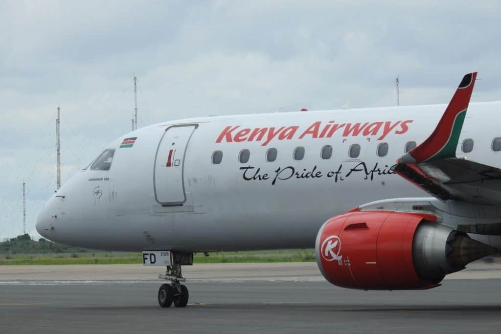 一架肯尼亚航空公司的飞机在跑道上