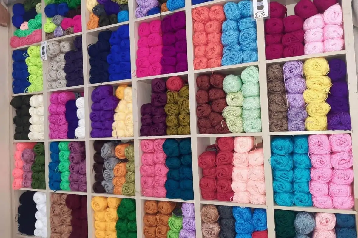 在Tarihi Kürkçü Han的一家商店里陈列着大量彩色纱线。