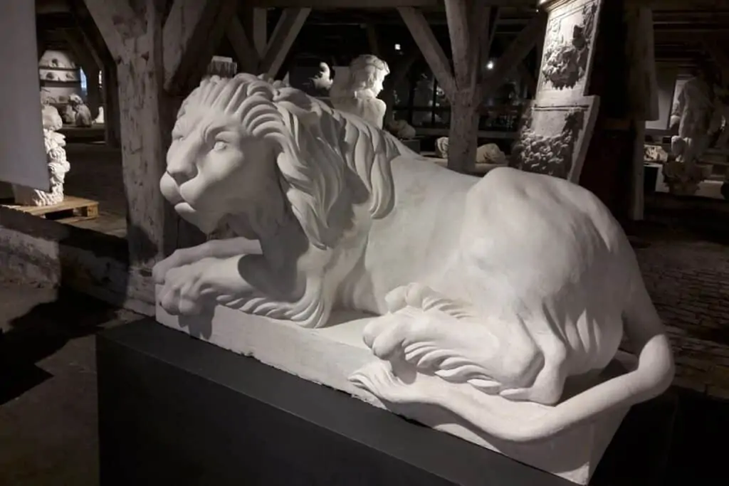 哥本哈根帝王之宝的一个巨大的白色石膏斜倚狮子雕像