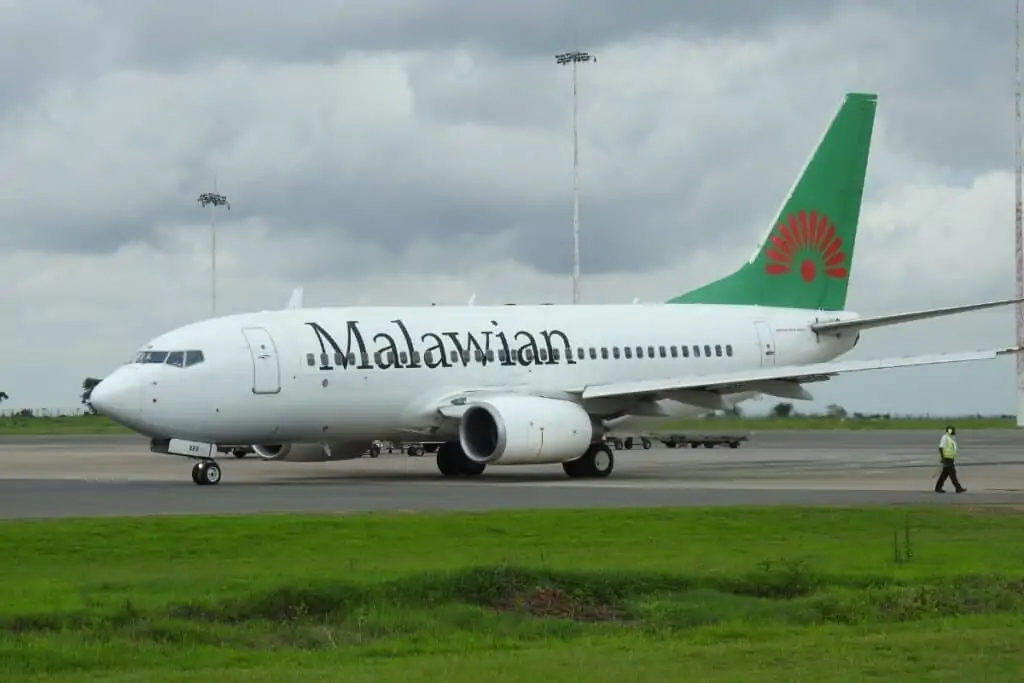一架马拉维航空公司的飞机在利隆圭机场的跑道上