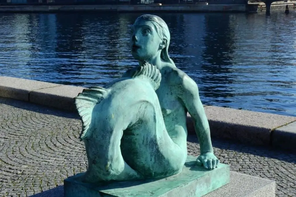 在哥本哈根，美人鱼坐在水边
