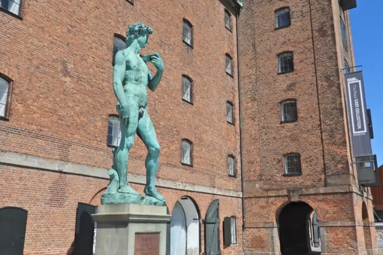 皇家收藏,哥本哈根。图像显示了米开朗基罗的大卫和旧仓库的建筑。