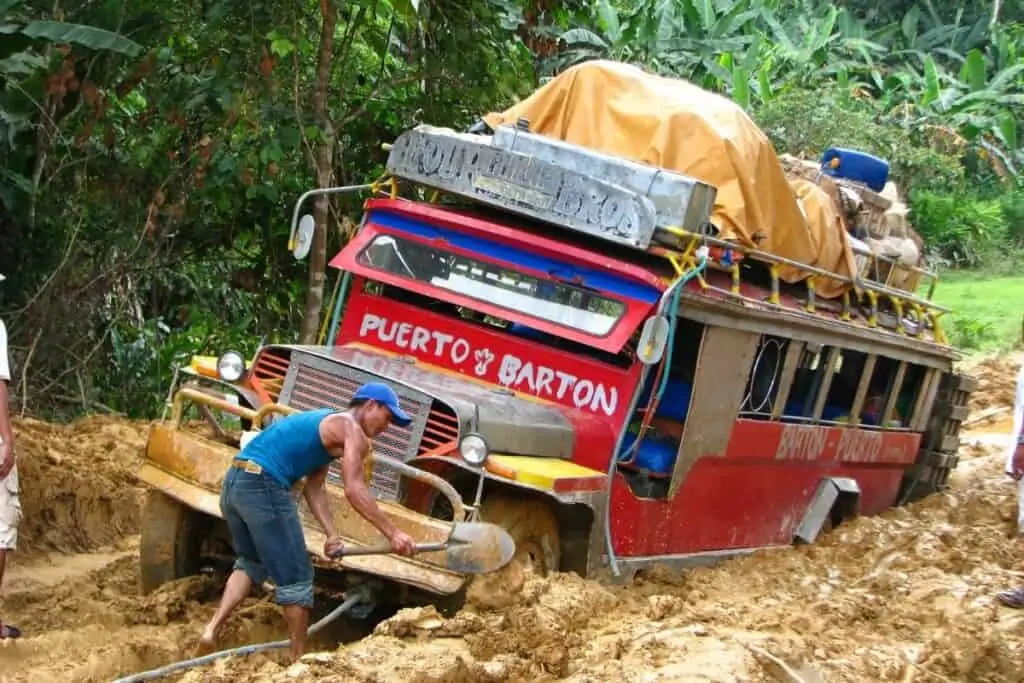 菲律宾一辆吉普尼陷在泥里