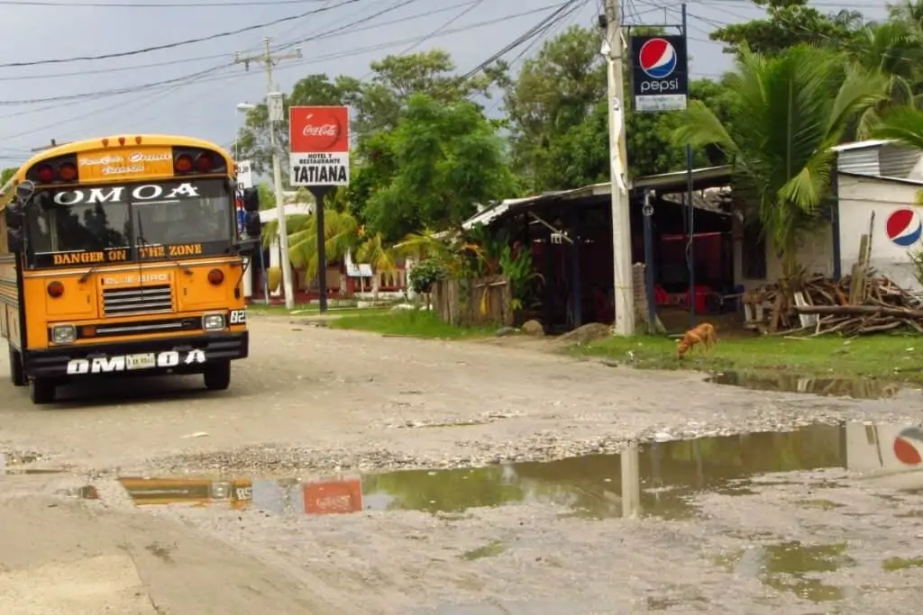 在洪都拉斯的奥莫阿，一辆老式美国校车正在服役