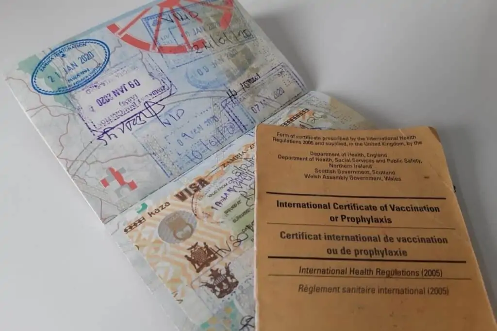 有签证、邮票和黄热病疫苗接种证明的开放式护照