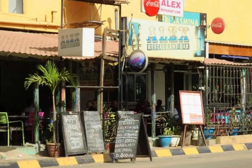 塞内加比亚大道上的一家酒吧餐厅