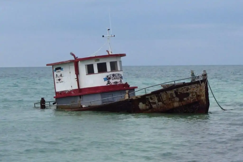 在伯利兹的Caye Caulker，一艘部分被淹没在海里的船