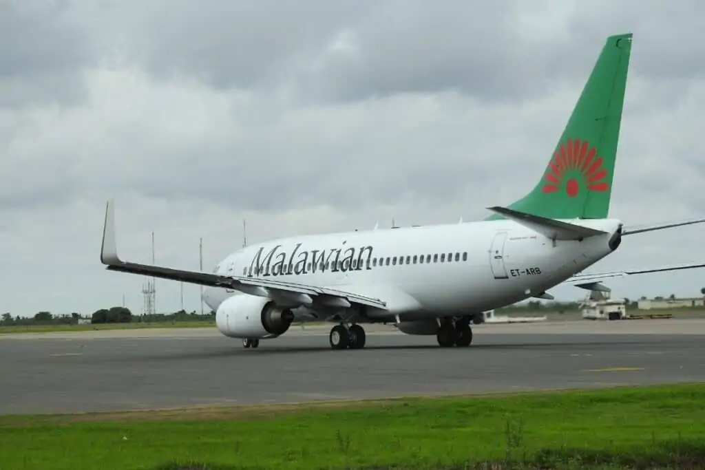 一架白色的马拉维飞机停在利隆圭机场的停机坪上