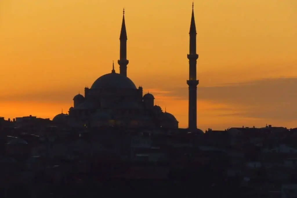 日落在伊斯坦布尔的一座清真寺后面