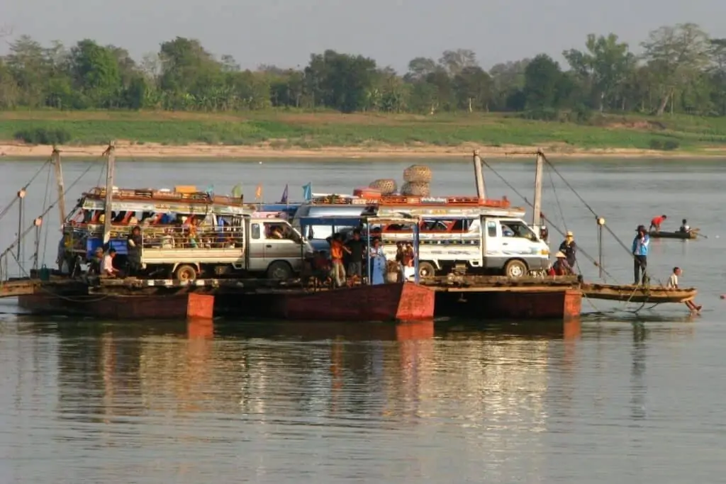 在老挝的昌帕萨克，一艘没有两侧的汽车渡船漂过河流