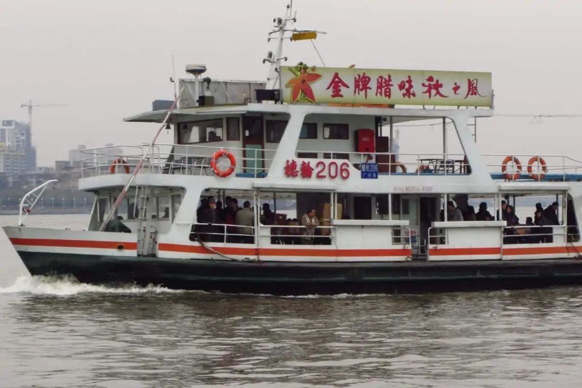 一艘横渡河流的中国渡船