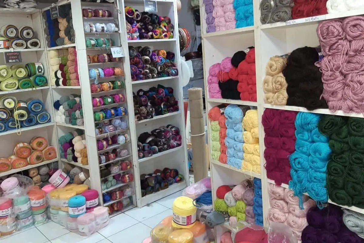 伊斯坦布尔Kurkcu Han的一家商店里陈列着大量彩色纱线