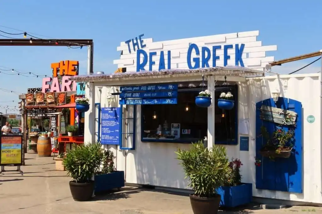 真正的希腊人，一个白色和蓝色粉刷的集装箱，出售希腊食品