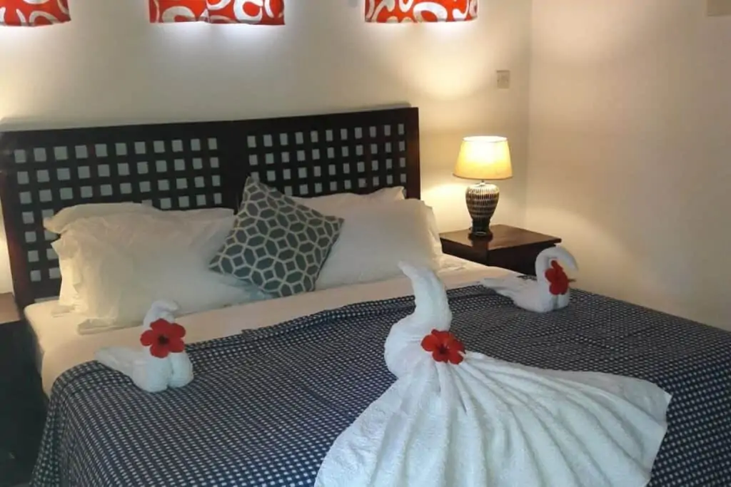 冈比亚木槿花屋的一间卧室。