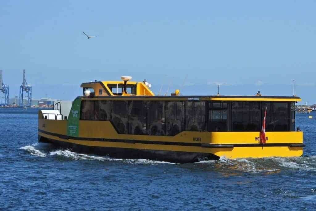 哥本哈根海港巴士，实际上是一艘船，航行在海港水域。