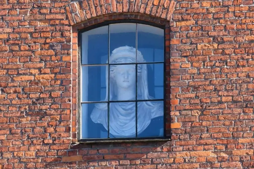 哥本哈根皇家铸造收藏馆的一尊石膏半身像凝视着窗外。