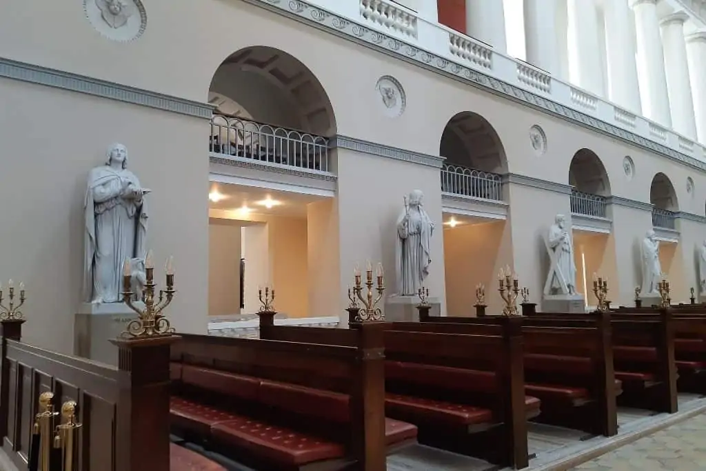 哥本哈根大教堂内十二个使徒中的四个雕塑。