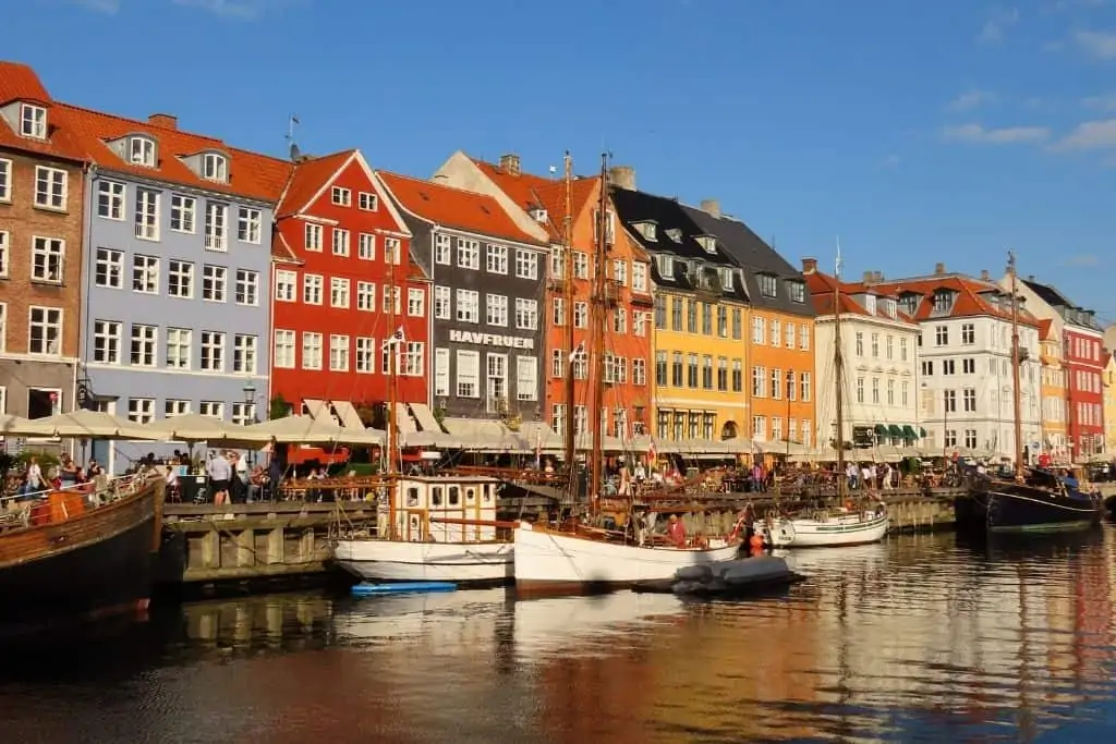 色彩缤纷的房子和船只在运河尼哈芬走去,它是哥本哈根。