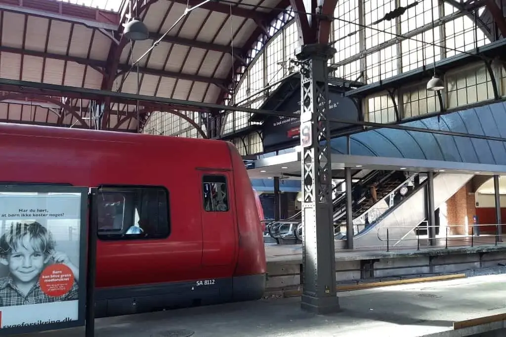 哥本哈根站的红色S型列车。