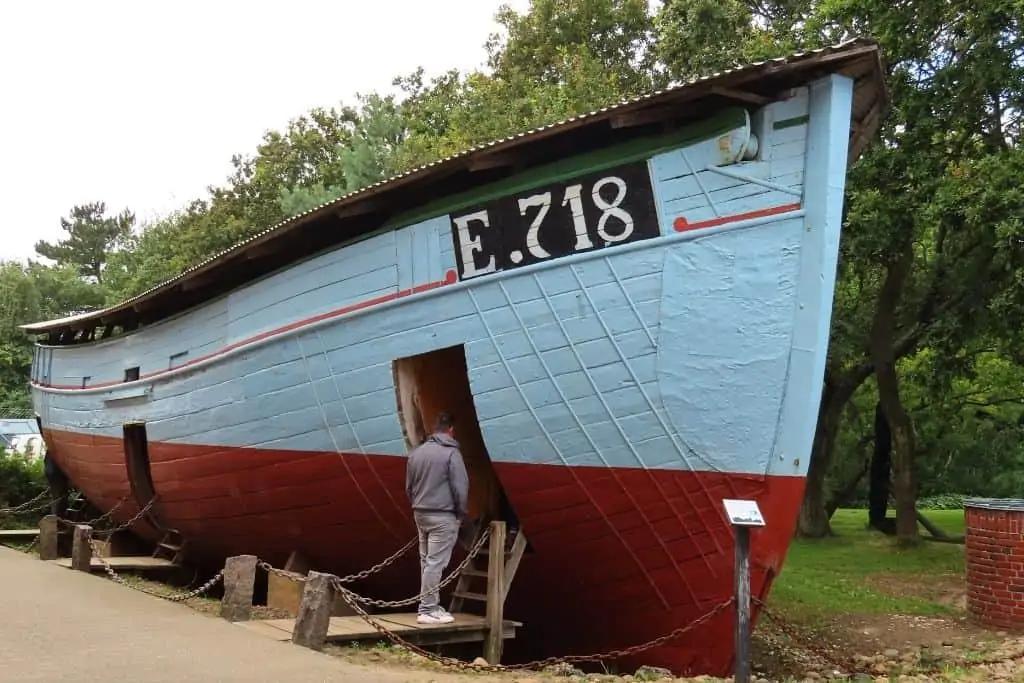 Esbjerg渔业和海事博物馆的木船船体，内部空间供人们观赏。
