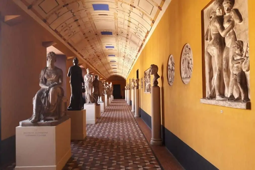 在哥本哈根的Thorvaldsens博物馆，沿着走廊往下看雕塑和浮雕。