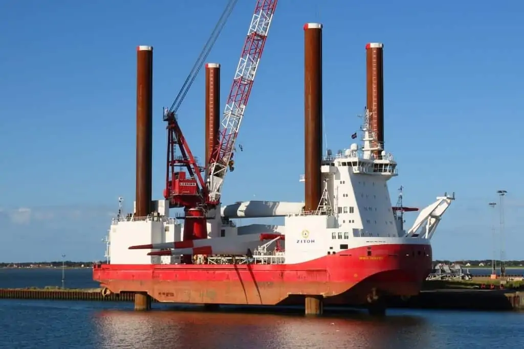 一艘装载风电场设备的船只停靠在埃斯布厄格港。